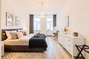 um quarto com uma cama grande e uma cómoda em Fynbos Apartments Theaterblick, Netflix, Parkplatz em Meissen