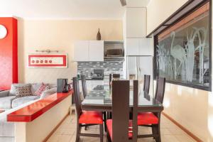 - une cuisine et une salle à manger avec une table et des chaises dans l'établissement Apartamento amueblado en Acapulco, à Acapulco