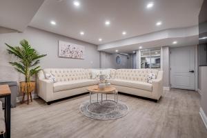 Posezení v ubytování Vacation Suite in Pickering