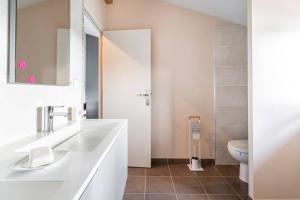Koupelna v ubytování Grande chambre privée avec salle de bain et WC