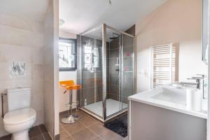 Koupelna v ubytování Grande chambre privée avec salle de bain et WC