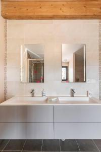 Koupelna v ubytování Grande chambre privée avec salle de bain et WC