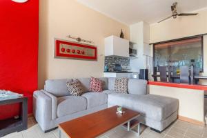 Il comprend un salon avec un canapé et une cuisine. dans l'établissement Apartamento amueblado en Acapulco, à Acapulco