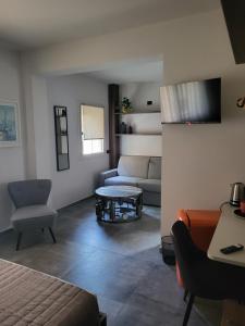 sala de estar con sofá y mesa. en Via Goito 25 Rooms & Apartment en Peschiera del Garda