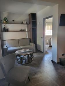 a living room with a couch and a table at Via Goito 25 Rooms & Apartment in Peschiera del Garda
