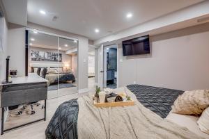 TV a/nebo společenská místnost v ubytování Vacation Suite in Pickering