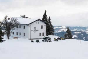 un grupo de motos de nieve estacionadas frente a un edificio en Ribniška koča, en Ribnica na Pohorju