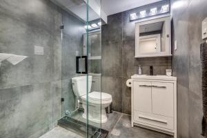 Koupelna v ubytování Vacation Suite in Pickering + 22 fotografií