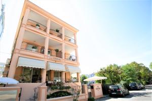 un edificio alto con balcones y plantas. en Hotel Villa Gioiosa en Rímini
