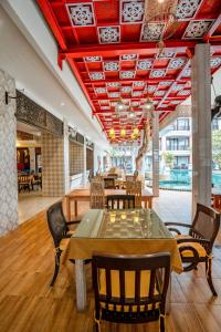 a dining room with a table and chairs at Kasalong Resort and Spa Pattaya in Pattaya Central