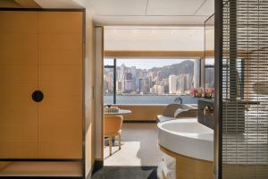bagno con vista sulla città di Regent Hong Kong a Hong Kong