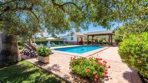 un patio trasero con piscina y cenador en Finca Platero Alhaurin el Grande by Ruralidays, en Alhaurín el Grande