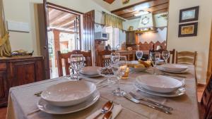 - une table avec des assiettes et des verres à vin dans l'établissement Finca Platero Alhaurin el Grande by Ruralidays, à Alhaurín el Grande