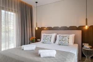 una camera da letto con un grande letto con due cuscini di Sans Souci Home a Souda (Suda)