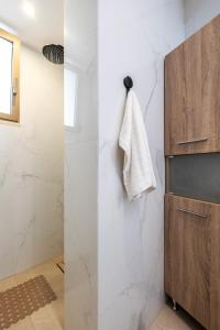 蘇達的住宿－Sans Souci Home，一间设有白色大理石墙壁和淋浴的浴室