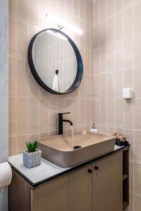 bagno con grande lavandino e specchio di Sans Souci Home a Souda (Suda)