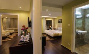 Habitación de hotel con cama y baño en Five Gangtok en Gangtok