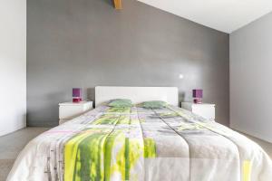 Postel nebo postele na pokoji v ubytování Grande chambre privée avec salle de bain et WC