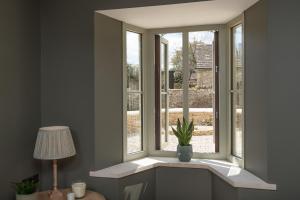 Fotografie z fotogalerie ubytování Designer Cotswold post house with external sauna v destinaci Tetbury