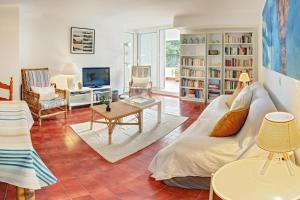 uma sala de estar com um sofá e uma televisão em SeaHomes Vacations - MARINA BLUE in a exclusive place em Blanes