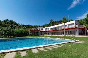 uma casa com piscina em frente a um edifício em SeaHomes Vacations - MARINA BLUE in a exclusive place em Blanes