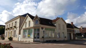 a building on a street in a town at La Bourrellerie in Lusigny-sur-Barse