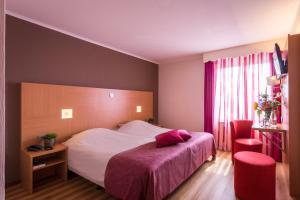 a bedroom with a bed with a pink blanket at Hotel Schaepkens van St Fijt in Valkenburg