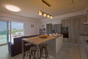 Η κουζίνα ή μικρή κουζίνα στο Villa Fortuna with Private Pool