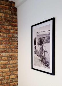 ein Bild eines Fahrrads, das an einer Wand hängt in der Unterkunft Modern Apartment Bedburg-Hau in Hau