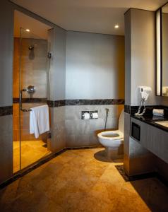La salle de bains est pourvue de toilettes, d'un lavabo et d'une douche. dans l'établissement The Pacific Sutera, à Kota Kinabalu