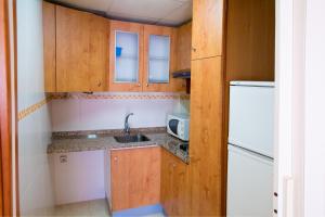 A kitchen or kitchenette at Hotel Jardí Apartaments