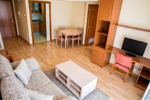A television and/or entertainment centre at Hotel Jardí Apartaments