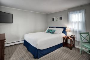 Llit o llits en una habitació de Kittery Inn & Suites