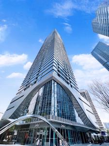 een hoog gebouw met veel ramen bij Cres Asia Residence in Chengdu