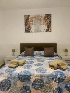 ナポリにあるCasa relaisのベッドルーム1室(枕2つ付)