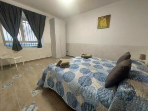 ナポリにあるCasa relaisのベッドルーム1室(枕付)