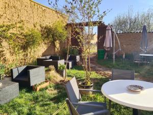 Zahrada ubytování Las Hadas Albergue -solo para Peregrinos - Vegano -Bar