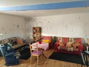 uma sala de estar com um sofá e uma mesa em Las Hadas Albergue Peregrinos - Atención personalizada em Reliegos