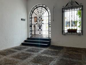 una puerta en un edificio con escaleras y una ventana en Casa Los Valenzuela, en Córdoba