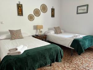1 dormitorio con 2 camas y toallas. en Casa Los Valenzuela, en Córdoba