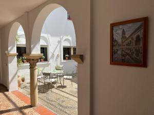 a hallway with an archway with a table and chairs at Casa Los Valenzuela in Córdoba