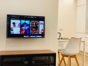 Telewizja i/lub zestaw kina domowego w obiekcie Alameda Lofts Pontevedra
