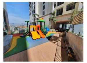 un parque infantil con tobogán en un edificio en Homestay căn hộ Mẹ Khang, en Dĩ An