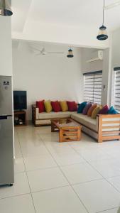 salon z kanapą i stolikiem kawowym w obiekcie Luxe Highway Residencies w mieście Kottawa