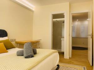 sypialnia z łóżkiem i kabiną prysznicową w obiekcie Alameda Lofts Pontevedra w mieście Pontevedra