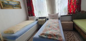 a small room with two beds and a window at La Paula Wohnung für Monteure in Altenmedingen
