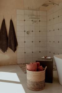 łazienka z umywalką i koszem ręczników w obiekcie The Bean Tree w mieście McGregor