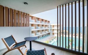 balcone con vista sulla piscina di un hotel di AKASHA Beach Hotel & Spa a Hersonissos