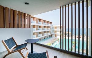 Бассейн в AKASHA Beach Hotel & Spa или поблизости