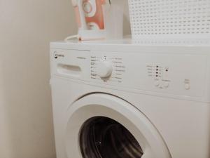 eine weiße Waschmaschine und ein Trockner in einem Zimmer in der Unterkunft Finkenstüble in Sankt Peter
